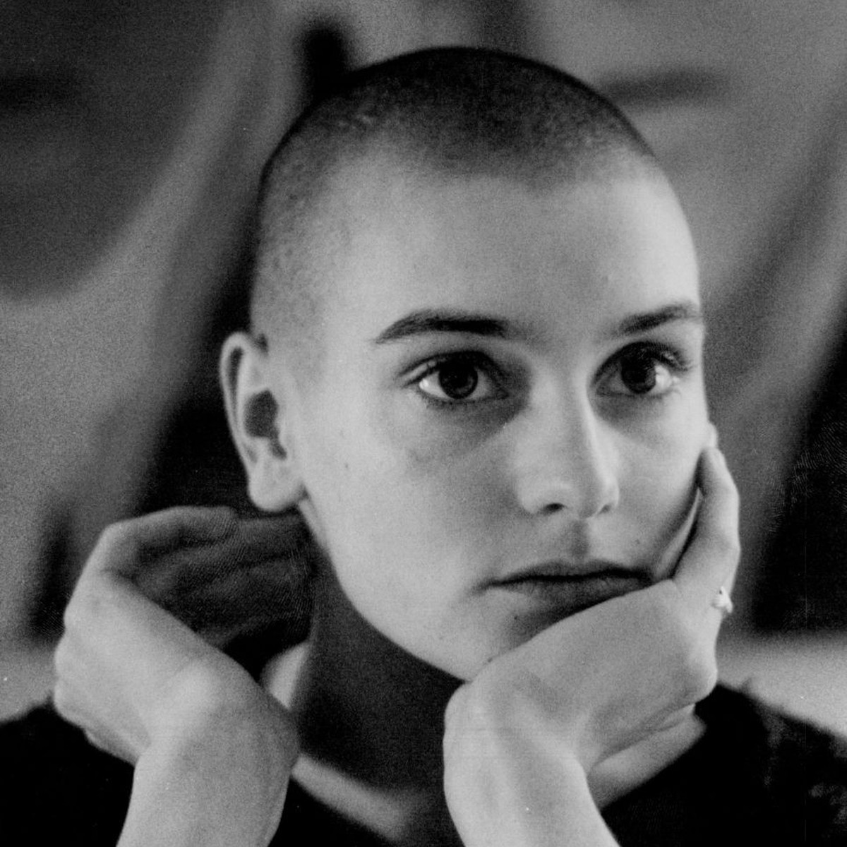 MINNEAPOLIS, MN. - APRIL 1988: Irish pop and rock singer and musician Sinead O'Connor at a press conference at the Luxeford Hotel in downtown Minneapolis, Minn., Tuesday, April 12, 1988. (Photo b ...