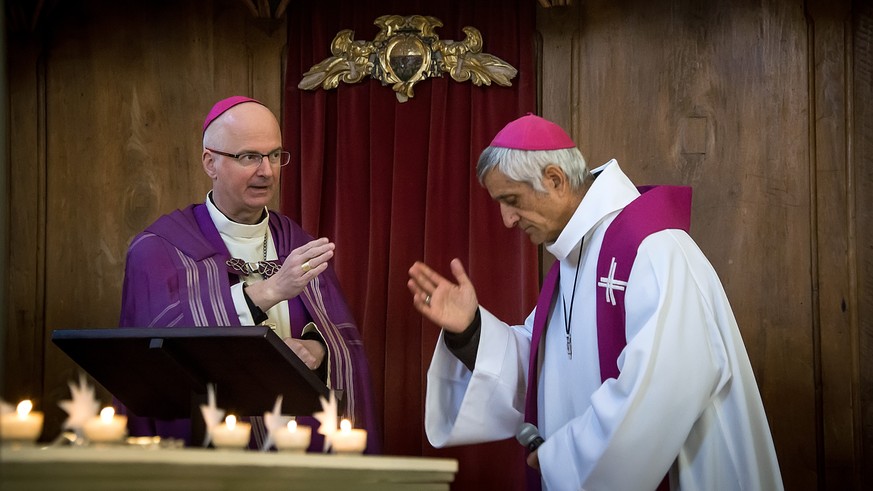 Mgr Charles Morerod, gauche, et l&#039;Eveque de Sion Jean-Marie Lovey, lors de la ceremonie de priere et penitence en faveur des victimes d’Abus sexuels dans le contexte ecclesial a la basilique de V ...