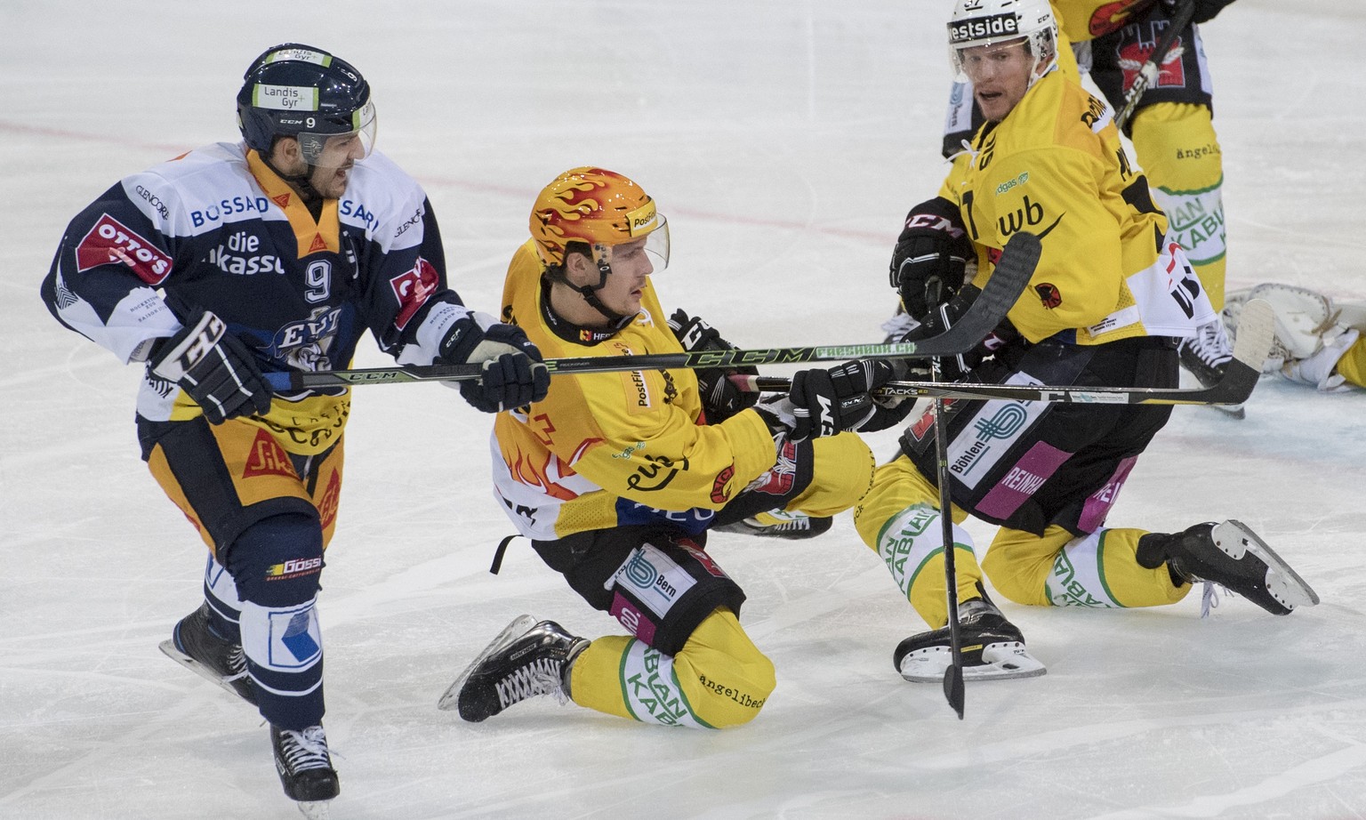 Garrett Roe, links, von Zug im Spiel gegen Gaetan Haas, mitte, von Bern, beim Eishockey Meisterschaftsspiel in der Qualifikation der National League zwischen dem EV Zug und dem SC Bern vom Samstag, 30 ...