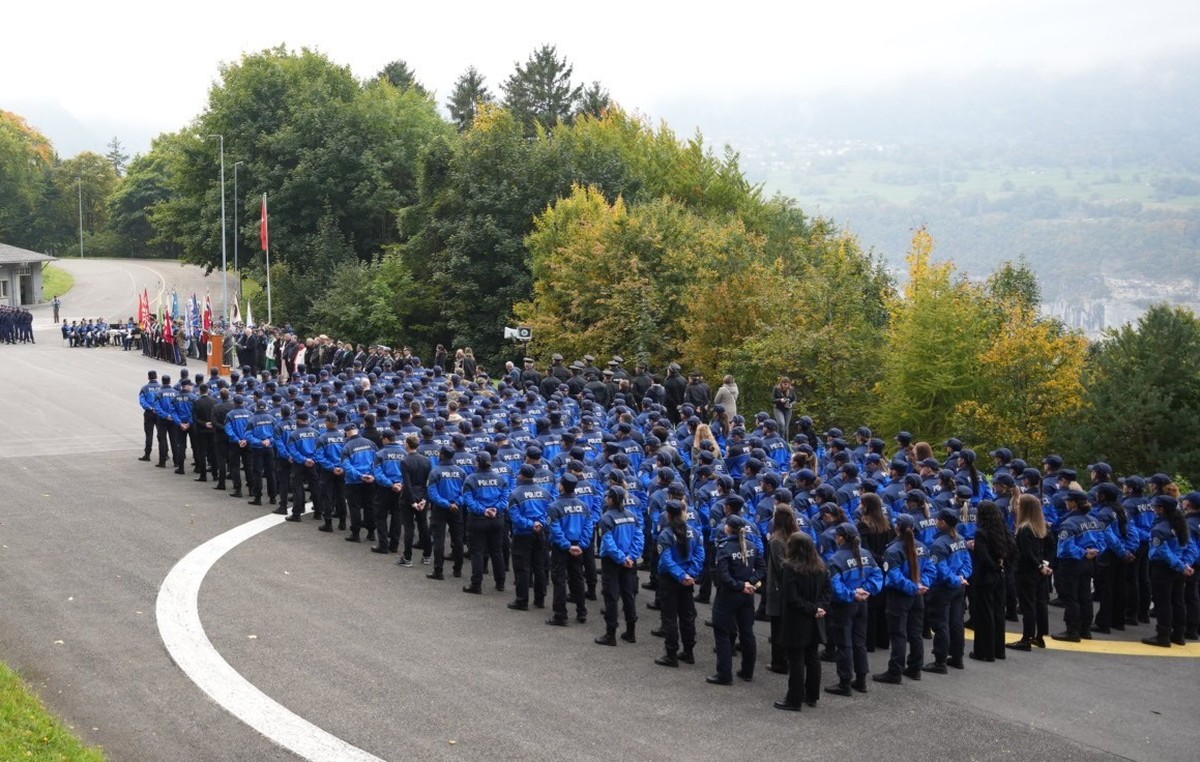 Cérémonie de remise des diplômes de l'académie de police de Savatan 2025.
