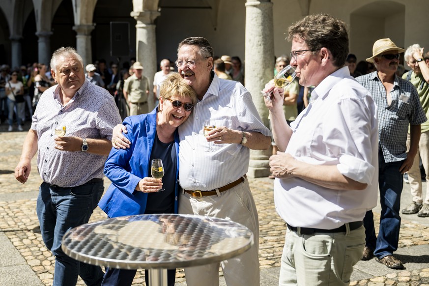 La presidente de la Confederation Viola Amherd, parle avec la population valaisanne a cote du conseiller federal Albert Roesti, pendant un aperitif au Chateau Stockalper lors de l&#039;excursion 2024  ...