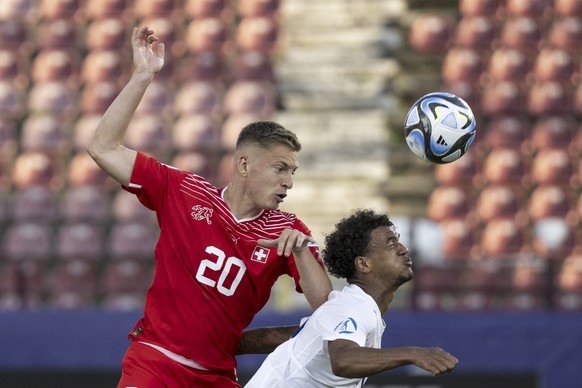 Switzerland&#039;s Becir Omeragic, left, and Norway&#039;s Oscar Bobb, right, go for a header during the Euro 2023 U21 Championship Group D soccer match between Norway and Switzerland in Cluj-Napoca,  ...