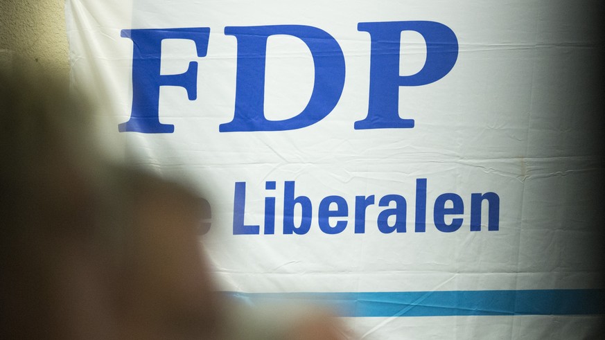 Das Logo der FDP ist auf Transparent zu sehen an der Delegiertenversammlung der FDP des Kantons Bern in Bueren an der Aare am Mittwoch, 4. Februar 2015. (KEYSTONE/Thomas Hodel)