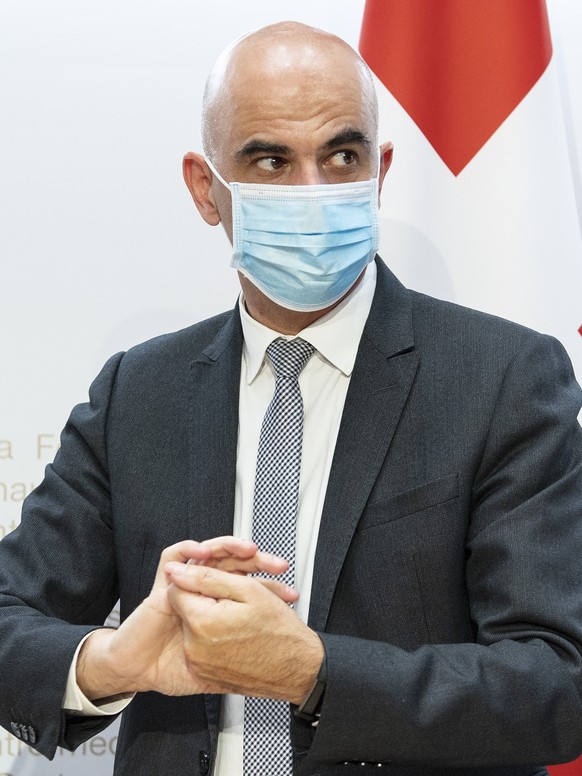 Bundesrat Alain Berset desinfiziert sich die Hande nach einer Medienkonferenz zur Covid-19 Situation, am Donnerstag, 22. Oktober 2020, in Bern. (KEYSTONE/Peter Schneider).