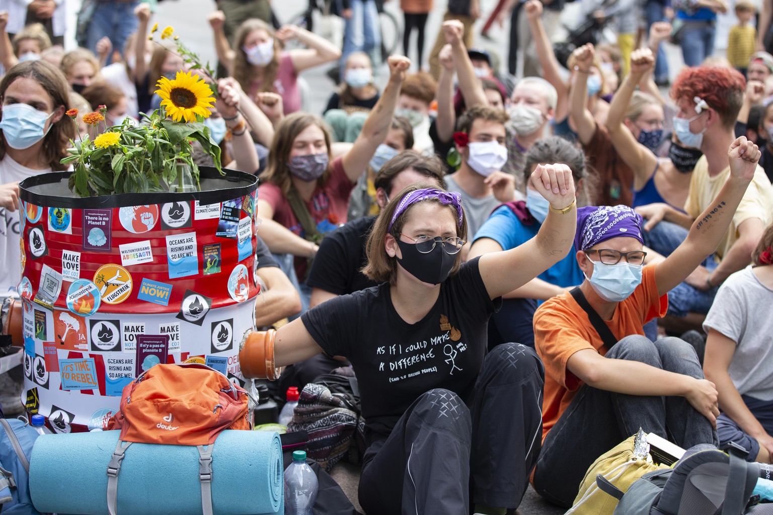 Klimaaktivisten demonstrieren waehrend der Aktionswoche Rise up for Change auf dem Bundesplatz, am Dienstag, 22. September 2020, in Bern. Die Klimabewegung kuendigt weitere Aktionen gegen die institut ...