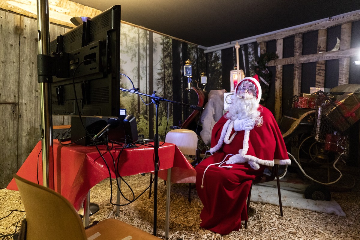 Ein Samichlaus und ein Schmutzli sitzen vor Kamera und Bildschirm und sprechen uebers Internet zu einer Familie, am Donnerstag, 3. Dezember 2020, in Zuerich. Wegen der Coronavirus-Pandemie koennen die ...