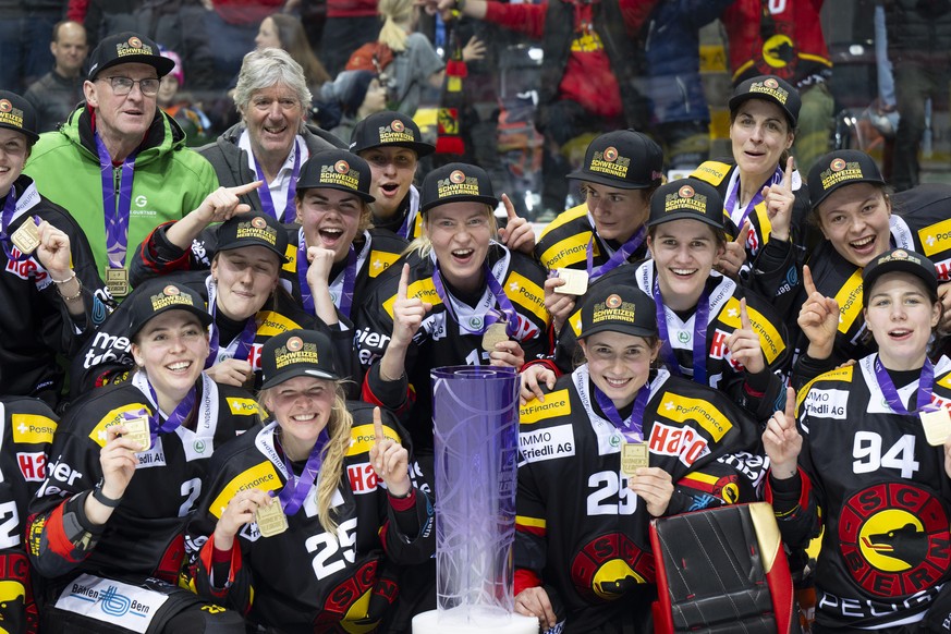 Berns Spielerinnen und Staff feiern ihren Meistertitel beim dritten Eishockey-Playoff Finalspiel der PostFinance Women&#039;s League zwischen den SC Bern Frauen und dem EV Zug Frauen, am Donnerstag, 2 ...