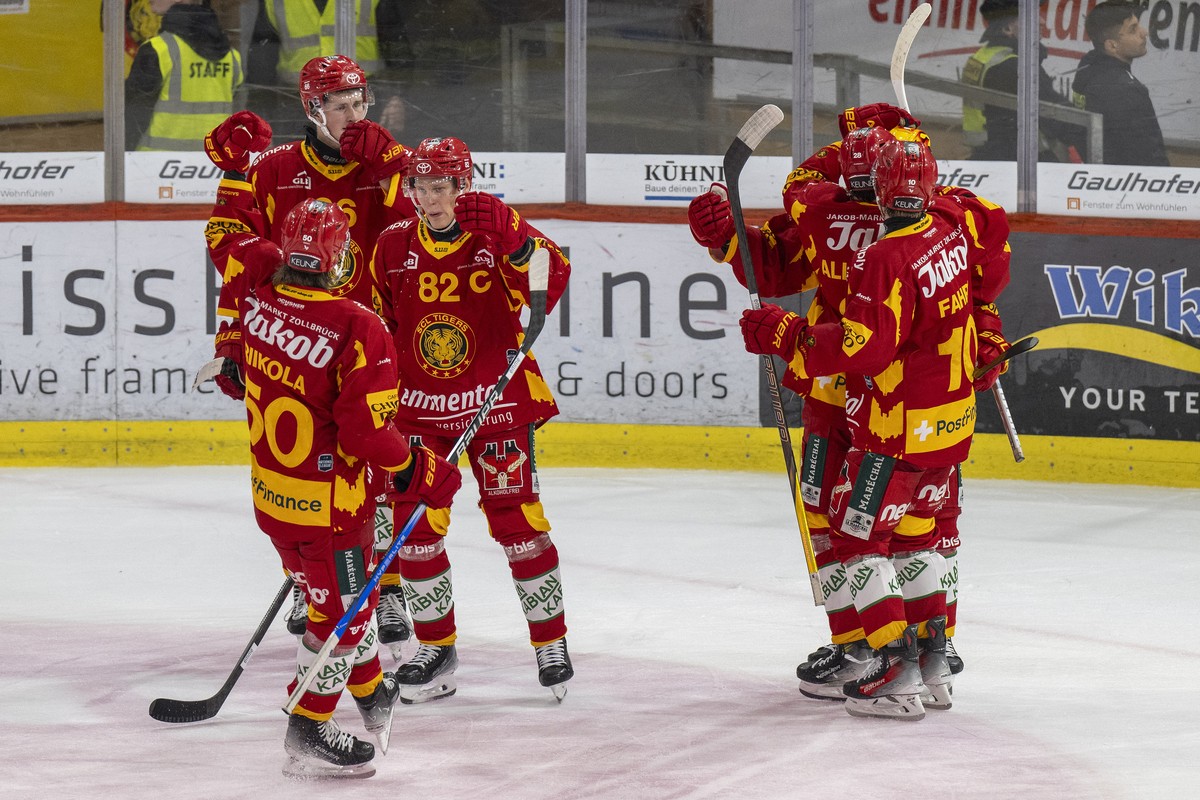 Langnaus Spieler feiern den Treffer zum 2-1 im Spiel der Eishockey National League zwischen SCL Tigers, SCL, und HC Lugano, HCL, vom Dienstag, 1. Oktober 2024 in Emmental Versicherung Arena in Langnau ...