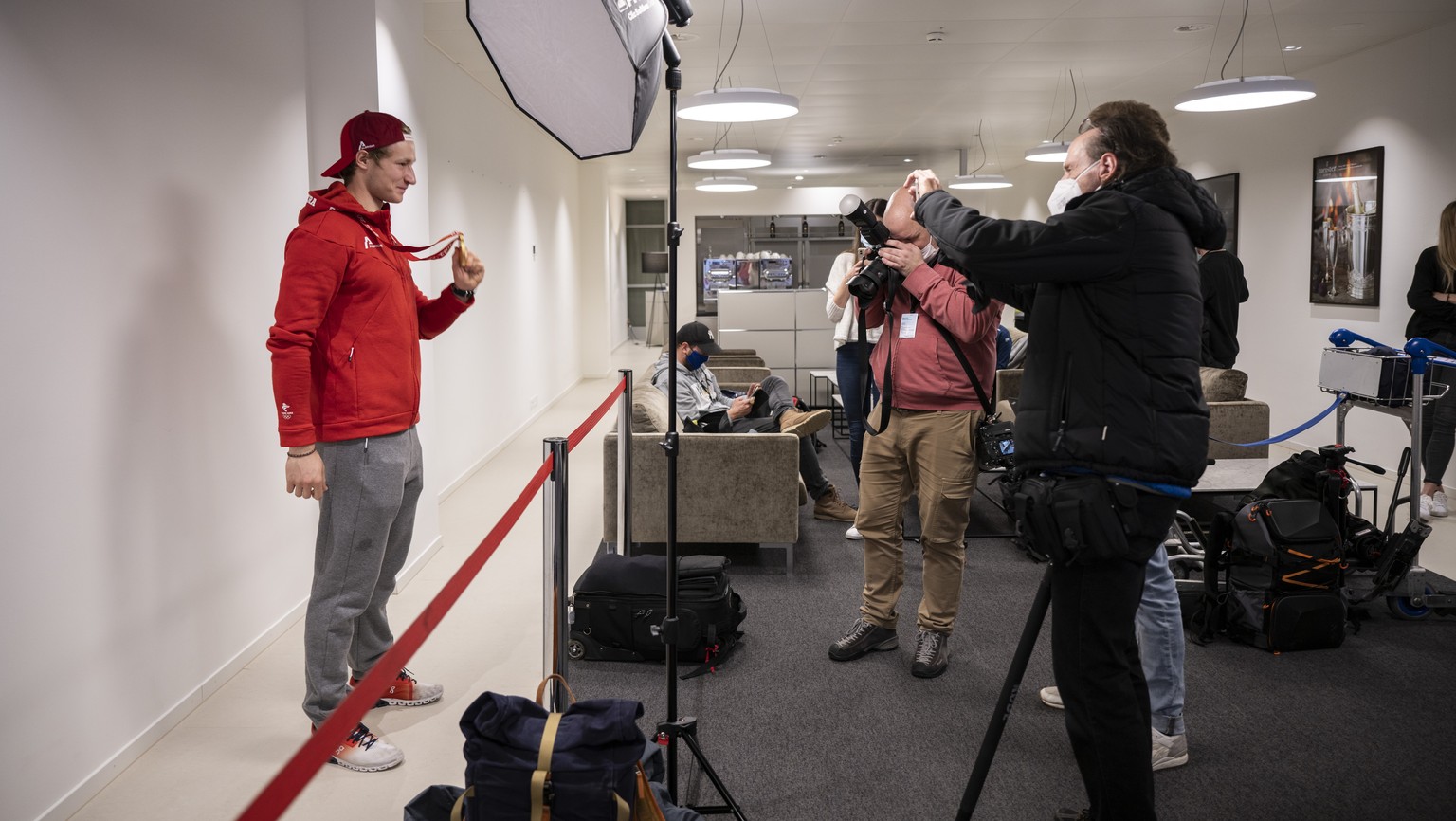 Olympia Goldmedaillengewinner Marco Odermatt posiert bei seiner Ankunft am Flughafen Zuerich mit seiner Goldmedaille, aufgenommen am Dienstag, 15. Februar 2022 in Zuerich Kloten.(KEYSTONE/Ennio Leanza ...