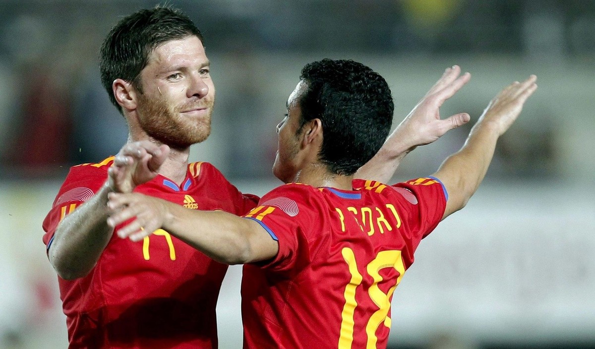 epa02192755 Spain's Pedro Rodriguez (R) congratulates to Xabi Alonso (L) after scoring the third goal against Poland during their friendly match at the Nueva Condomina stadium in Murcia, eastern  ...