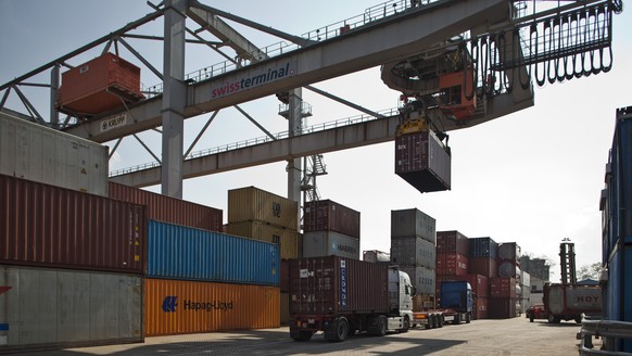 ARCHIVBILD ZUM WACHSTUM DER SCHWEIZER EXPORTE UM 5 PROZENT, AM DIENSTAG, 21. NOVEMBER 2017 - A crane unloads a container from a truck at the harbor Kleinhueningen, in Basel, Switzerland, pictured on M ...