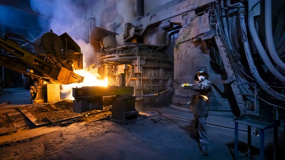 ARCHIVBILD ZUM STELLENABBAU BEI SWISS STEEL --- Ein Arbeiter bereitet eine Probe vor beim grossen Schmelzofen im Stahlwerk der Steeltec AG, am Montag, 22. April 2024 in Emmenbruecke. Die Steeltec AG g ...