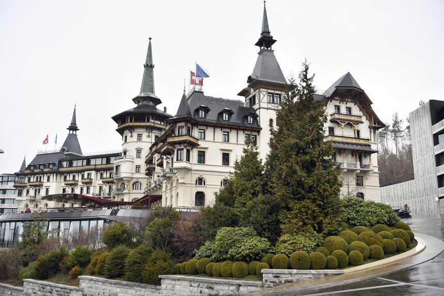 Das Hotel Dolder Grand in Zuerich am Dienstag, 7. Maerz 2017. Am Dienstagmorgen sind gegen 20 zum Teil bewaffnete Fahnder der Eidgenoessischen Zollverwaltung mit Lastwagen und Zivilfahrzeugen vor dem  ...