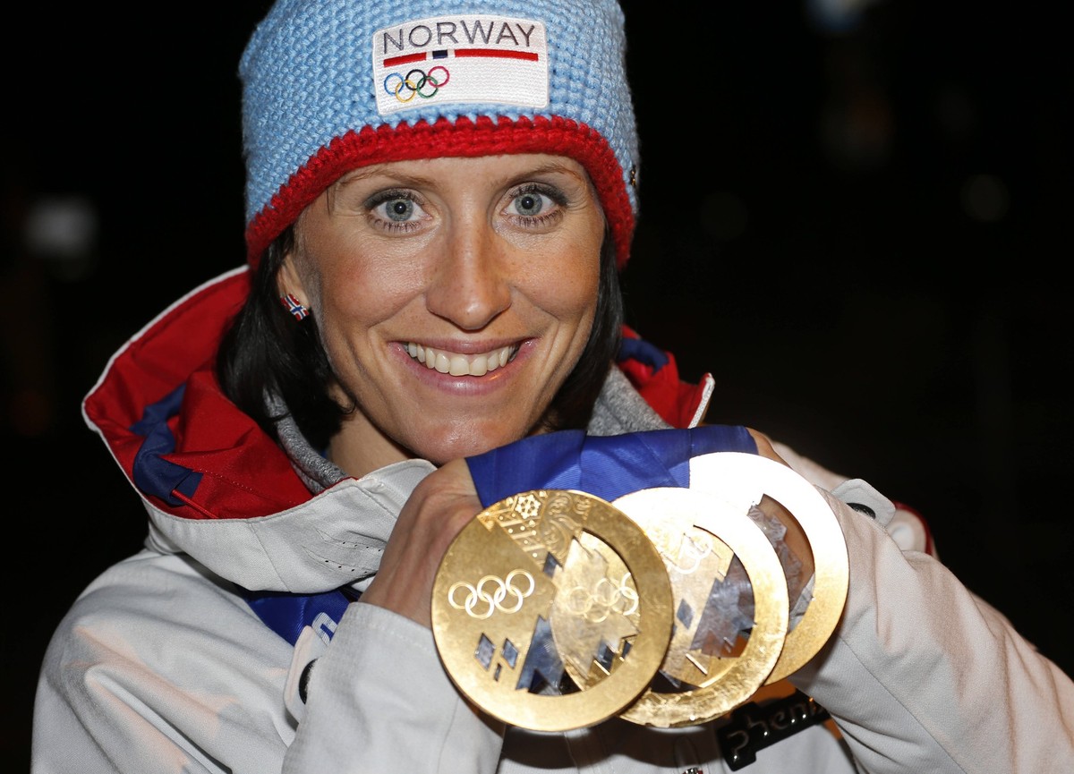 SOTSJI, RUSSLAND 20140222. Vinter OL, Olympiske leker i Sotsji 2014. Avslutningsseremoni. Langrenn 30 km kvinner. Cross country. Norwegian athletes Gold winner Marit Bjorgen showing her three gold med ...