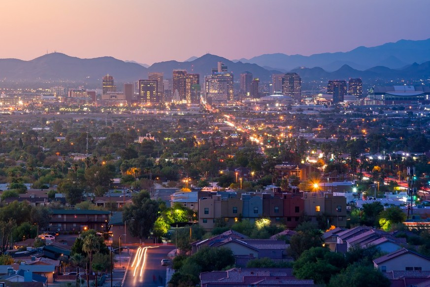 Draufsicht der Innenstadt Phoenix Arizona bei Sonnenuntergang in den USA