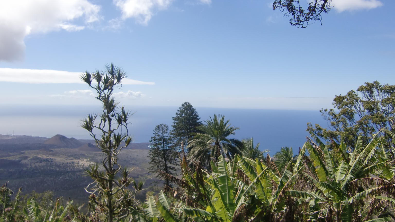 Der Blick vom Green Mountain hinab auf die Insel und das endlose Meer.