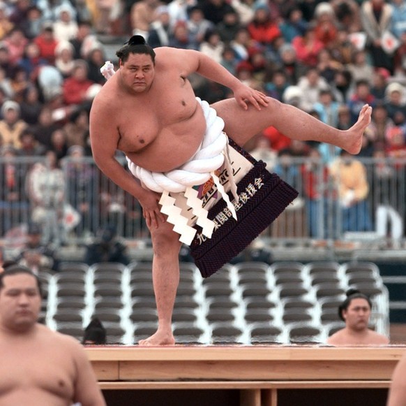 1998年2月7日土曜日、長野市の南長野運動公園で行われた第18回冬季オリンピックの開会式で、土俵入り儀式を行う大相撲優勝者の曙。