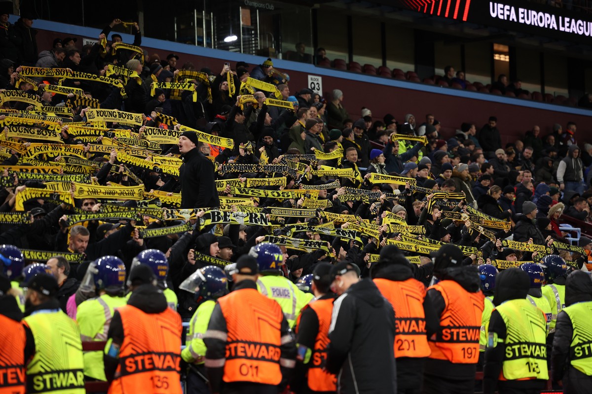 epa12553610 Fans of Young Boys hold up scarves during the UEFA Europa League league phase match between Aston Villa and BSC Young Boys in Birmingham, Britain, 27 November 2025. EPA/ADAM VAUGHAN