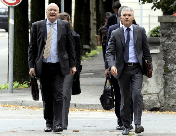 Bundesanwalt Michael Lauber (rechts) auf dem Weg zum Bundesstrafgericht in Bellinzona.
