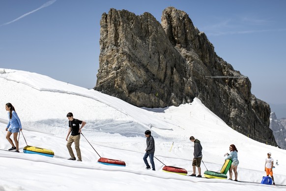 Touristen geniessen die sommerlichen Temperaturen auf dem Titlis am Mittwoch, 26. Juni 2019. (KEYSTONE/Alexandra Wey)