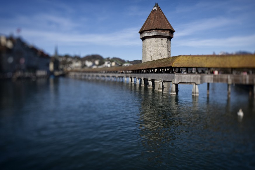 Die Kapellbruecke in Luzern am Sonntag, 14. April 2013. (KEYSTONE/Alexandra Wey)