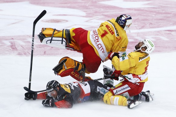 Berns Tristan Scherwey, unten links, prallt vor dem Tor zum 2-0 mit Biels Torhueter Jonas Hiller und Robbie Earl zusammen, im siebten Eishockey Playoff-Halbfinalspiel der National League zwischen dem  ...