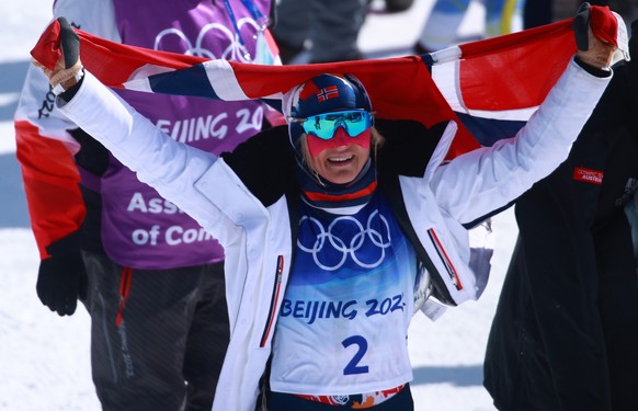 epa09773427 Therese Johaug of Norway wins the Women's 30km Mass Start race at the Zhangjiakou National Cross-Country Skiing Centre at the Beijing 2022 Olympic Games, Zhangjiakou, China, 20 February 20 ...