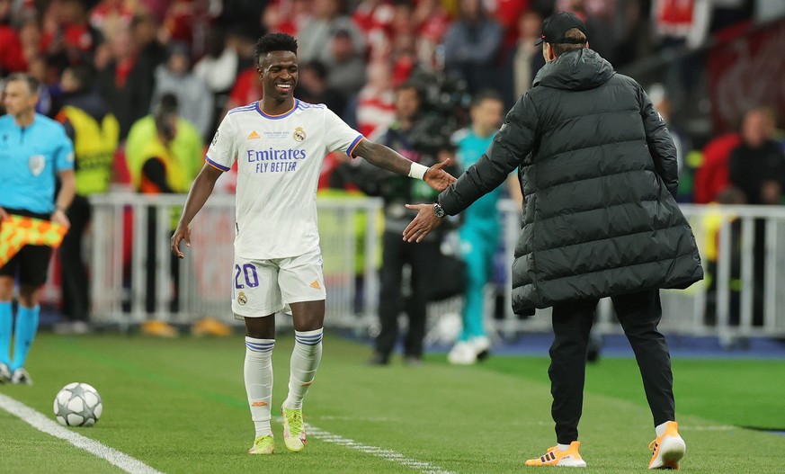 epa09983306 Vinicius Junior (L) of Real Madrid shakes hands with Liverpool manager Juergen Klopp during the UEFA Champions League final between Liverpool FC and Real Madrid at Stade de France in Saint ...
