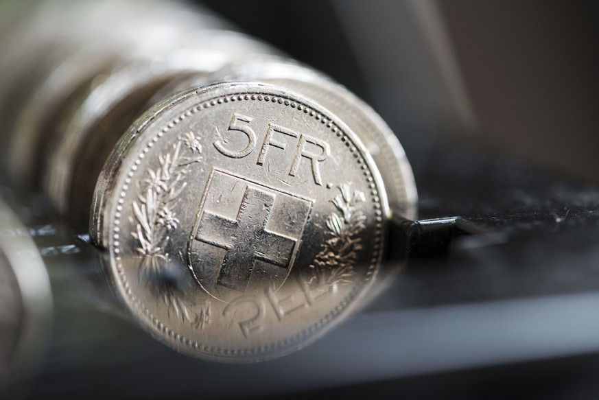 ZUM THEMA GELD STELLEN WIR IHNEN HEUTE, DONNERSTAG, 1. OKTOBER 2015, FOLGENDES NEUES BILDMATERIAL ZUR VERFUEGUNG --- A cash register with five, two and one Swiss franc coins as well as fifty Rappen co ...