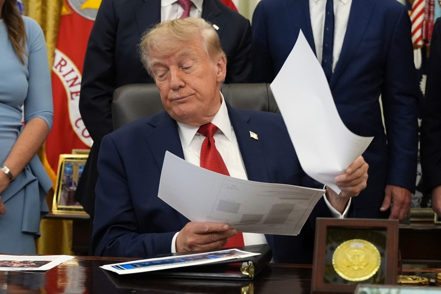 KEYPIX - President Donald Trump holds documents as he speaks about healthcare in the Oval Office of the White House, Friday Sept. 18, 2026, in Washington. (KEYSTONE/AP Photo/Jacquelyn Martin)