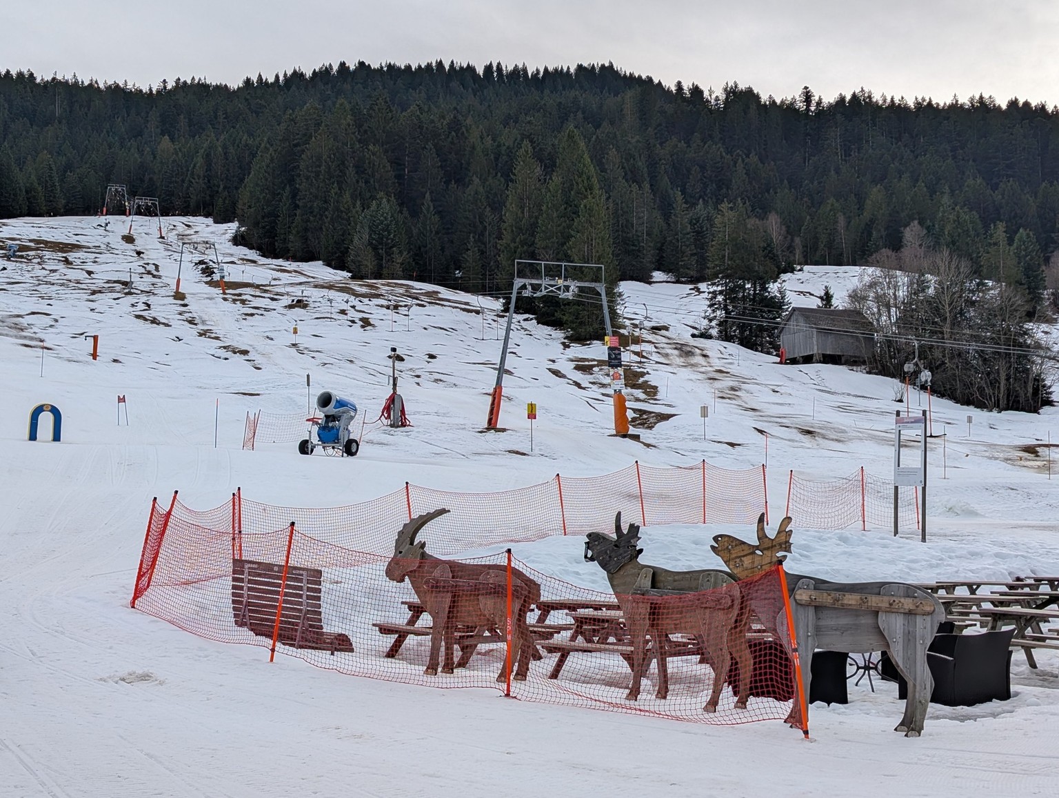 Im Moment ist nur eine Piste geöffnet am Skilift Brunni.