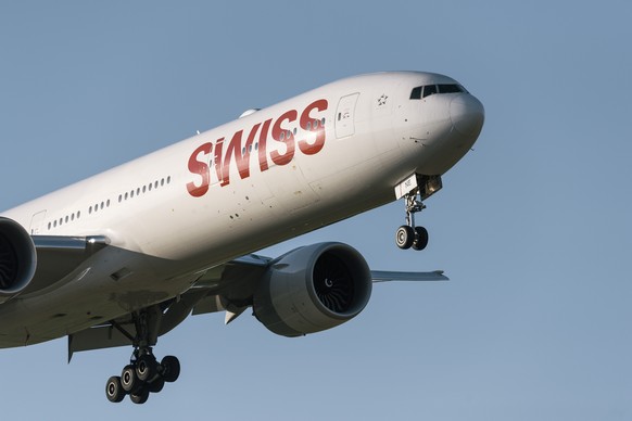 ARCHIVBILD ZU DEN QUARTALSZAHLEN VON SWISS, AM DIENSTAG, 30. APRIL 2019 ---- A Boeing 777-300ER of the Swiss International Air Lines lands at Zurich Airport in Kloten in the Canton of Zurich, Switzerl ...