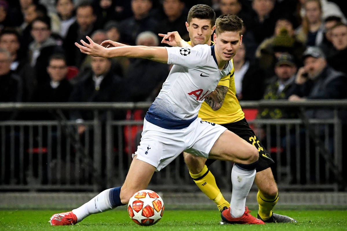 epa07367774 Tottenham's Juan Foyth (front) in action against Dortmund's Christian Pulisic (rear) during the UEFA Champions League round of 16 soccer match between Tottenham Hotspur and Borus ...