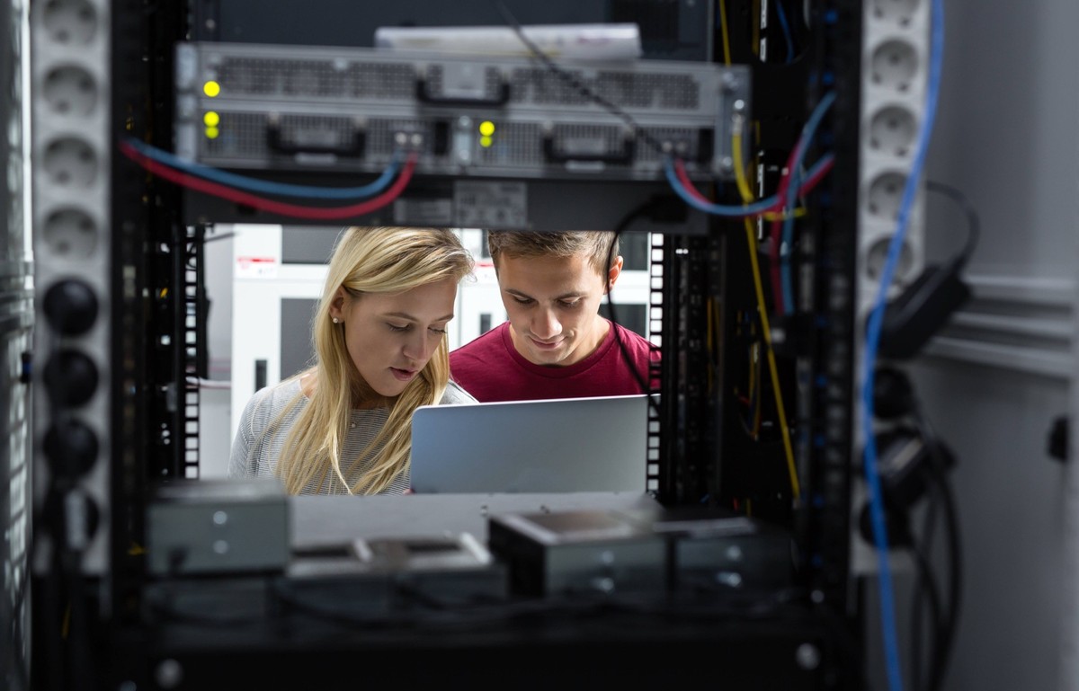 Techniker in einem Server-Raum/Rechenzentrum (Symbolbild).