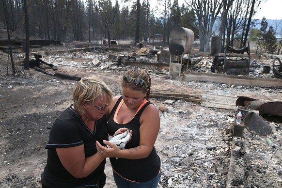 Aus den Flammen gerettet: Zwei Frauen betrachten einen Ring.