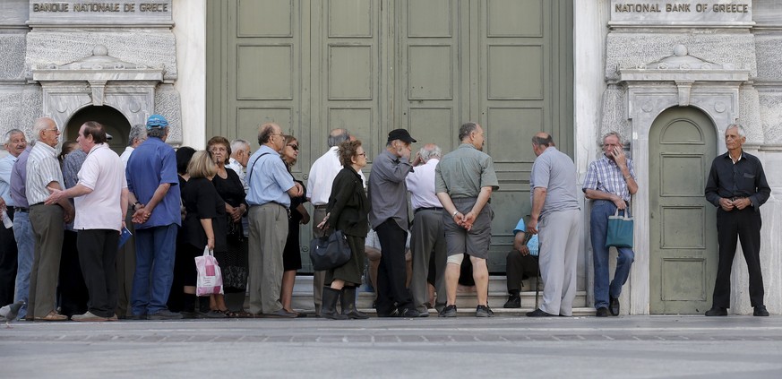 Rentner stehen vor der Nationalbank in Athen Schlange.