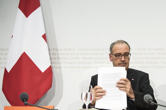 Bundesrat Guy Parmelin aeussert sich zu der Administrativuntersuchung der Beschaffung der Bodengestuetzten Luftverteidigung, BODLUV, am Donnerstag, 22. September 2016, in Bern. Das sistierte Beschaffu ...