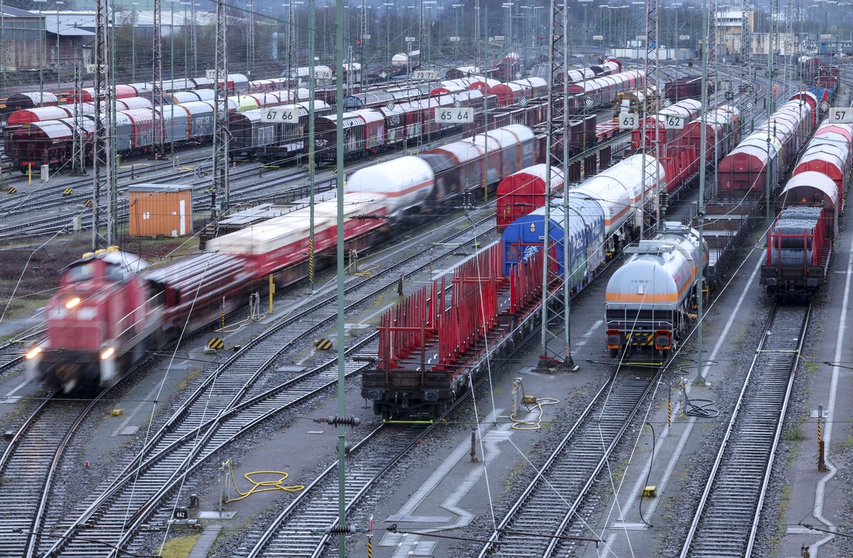 epa11215042 Cargo trains standstill during a German Train Drivers' Union (GDL) strike at a Cargo station in Hagen, Germany, 11 March 2024. The GDL called on its members to strike starting 6:00 pm ...