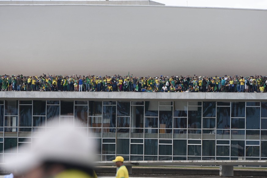Brasilien, Anhänger des Ex-Präsidenten Jair Bolsonaro stürmen mehrere Regierungsgebäude in Brasilia BRASÍLIA, DF - 08.01.2023: TERRORISMO ANTIDEMOCRÁTICO EM BRASÍLIA - this Sunday 8 terrorist Bolsonar ...