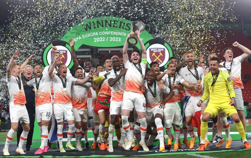 epa10678615 Team of West Ham celebrates with the trophy after winning the UEFA Europa Conference League Final soccer match between AFC Fiorentina and West Ham United, in Prague, Czech Republic, 07 Jun ...