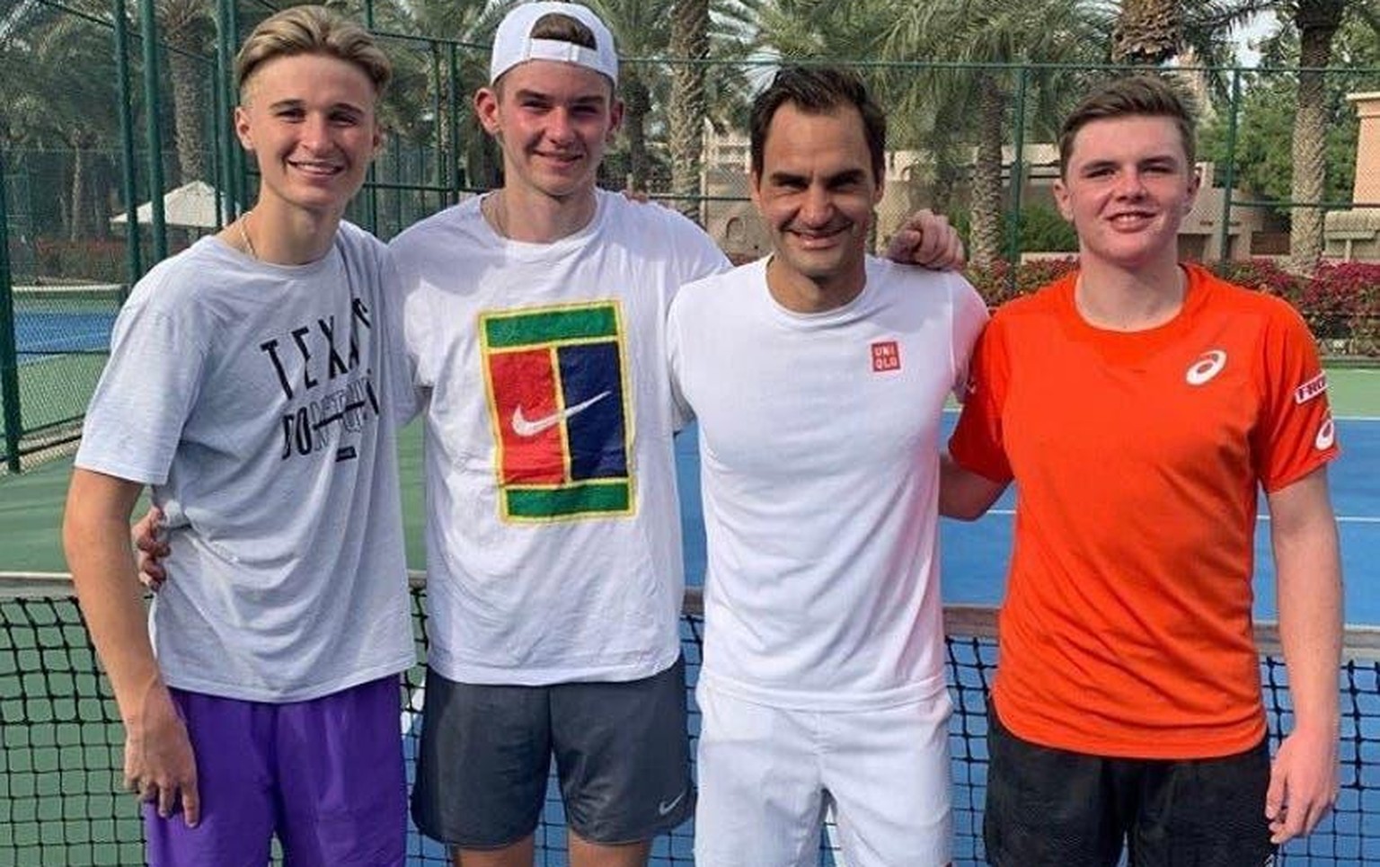Leandro Riedi, Jérôme Kym und Dominic Stricker nach einem Training mit Roger Federer in Dubai Anfang 2020.