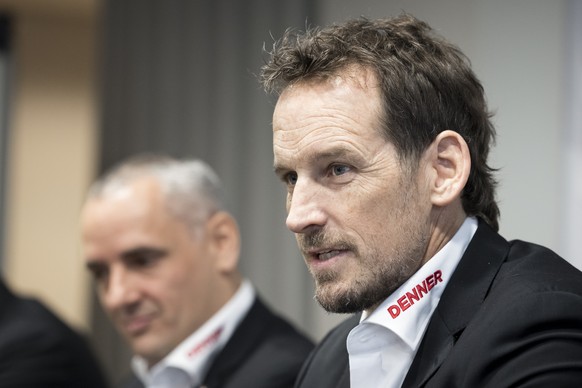 Patrick Fischer, Cheftrainer der Schweizer Eishockey Nationalmannschaft, rechts, verkuendet seinen Ruecktritt nach der WM 2026 mit seinem Nachfolger Jan Cadieux, , links, an der Medienkonferenz der Sw ...