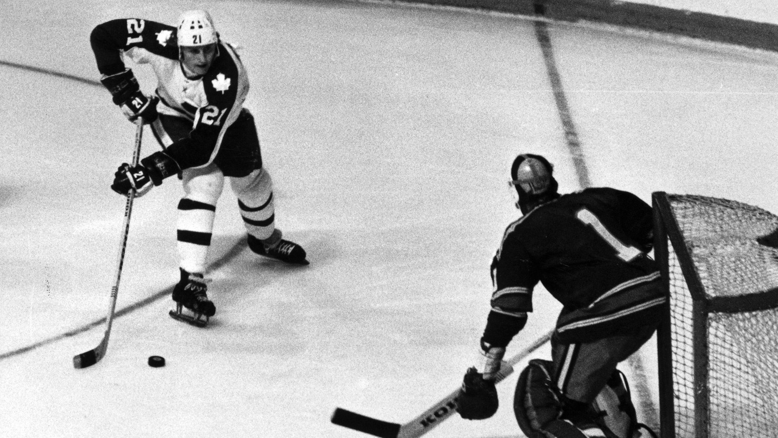Borje Salming, Toronto Maple Leafs, Canada in 1974. TORONTO CANADA PB-KOD: 12 x12x *** Borje Salming, Toronto Maple Leafs, Canada in 1974 TORONTO CANADA PB KOD 12 x12x PUBLICATIONxNOTxINxDENxNORxSWExF ...