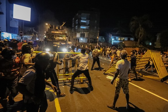 epaselect epa09862845 People clash with the police during a protest against the current economic crisis, outside the President&#039;s private residence in Colombo, Sri Lanka, 31 March 2022. Protesters ...