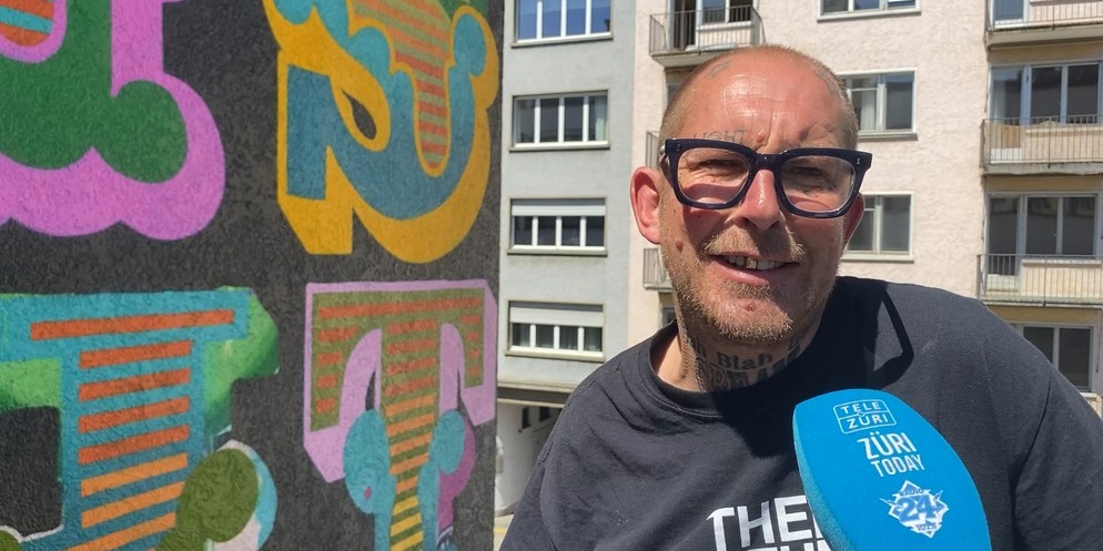 Der Graffiti-Pionier Ben Eine aus England verleiht der Hausfassade am Limmathaus neue Farbe und eine positive Message: «Love at first sight». Liebe zu versprühen sei ihm wichtig, sagt er. Wir haben de ...