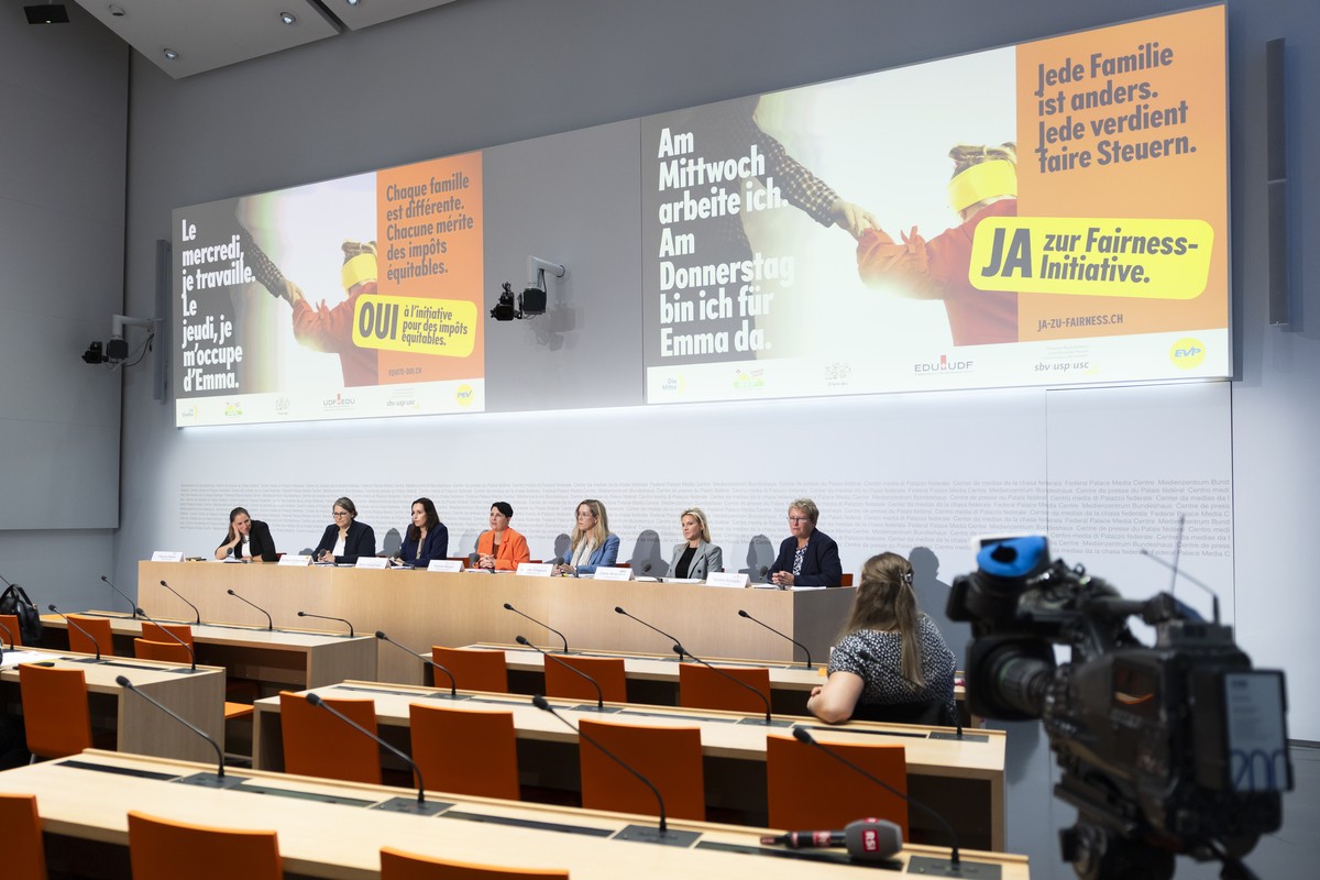 Von links: Regula Nikles, Vorstandsmitglied der IG Familie 3plus, Barbara Stotzer-Wyss, Praesidentin der EVP Kanton Bern und Grossraetin (BE), Karin Stadelmann, Vizepraesidentin Die Mitte Schweiz, und ...