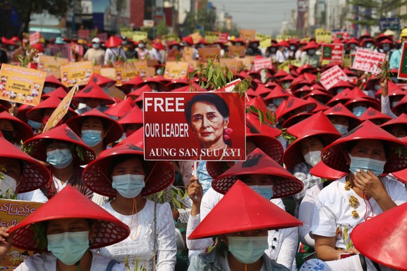 Protestierende in Mandalay fordern die Freilassung von Aung San Suu Kyi.  