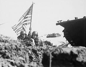 1944: Acht Minuten nach der Landung auf der von Japanern besetzten Insel Guam hissen GIs die US-Flagge.