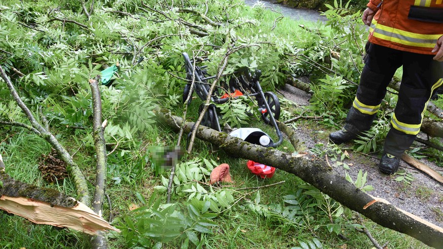 HANDOUT - Waehrend eines Sturmes wurden vier Personen in Flums SG am Montag, 26. Juni 2021 von herabfallenden Aesten verletzt. Zwei davon - eine 30-jaehrige Frau und ihr sechs Monate altes Kind - wurd ...