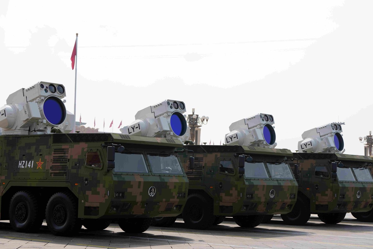 Les progrès technologiques font des armes laser des atouts convoités par de nombreuses forces armées à travers le monde. Ici, des lasers LY-1 chinois montés sur véhicules blindés.